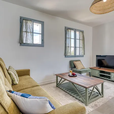 Bains De House & Jacuzzi Steps From The Walk To Town Sleeps 6 ヴィラ