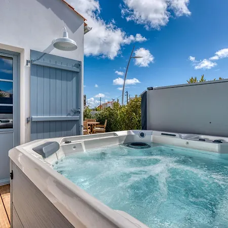 ヴィラ Bains De House & Jacuzzi Steps From The Walk To Town Sleeps 6 サン・ジル・クロワ・ド・ヴィ