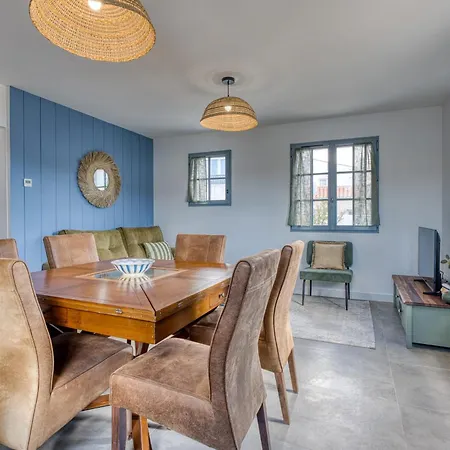 ヴィラ Bains De House & Jacuzzi Steps From The Walk To Town Sleeps 6 サン・ジル・クロワ・ド・ヴィ