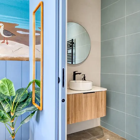 Bains De House & Jacuzzi Steps From The Walk To Town Sleeps 6 サン・ジル・クロワ・ド・ヴィ
