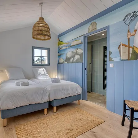 Bains De House & Jacuzzi Steps From The Walk To Town Sleeps 6