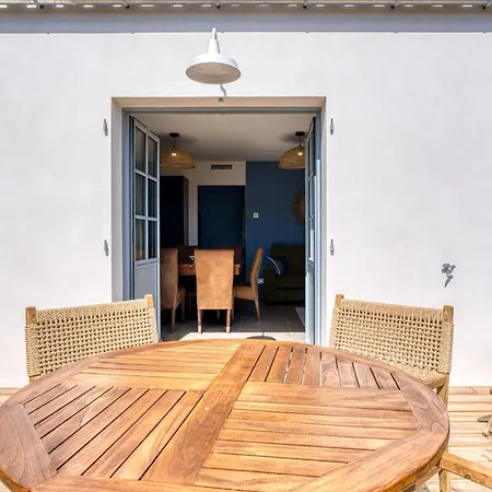 Bains De House & Jacuzzi Steps From The Walk To Town Sleeps 6 * サン・ジル・クロワ・ド・ヴィ