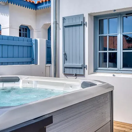 Bains De House & Jacuzzi Steps From The Walk To Town Sleeps 6 ヴィラ *