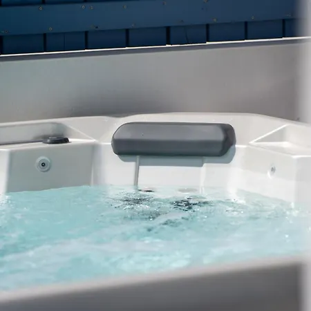 Bains De House & Jacuzzi Steps From The Walk To Town Sleeps 6 ヴィラ *